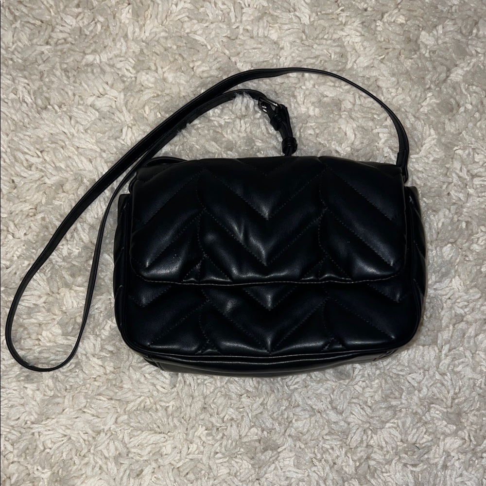 Simply Vera Vera Wang Black Quilted Crossbody Bag - Picture 3 of 7